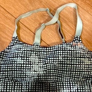 Womens under Armour sports bra - sz medium